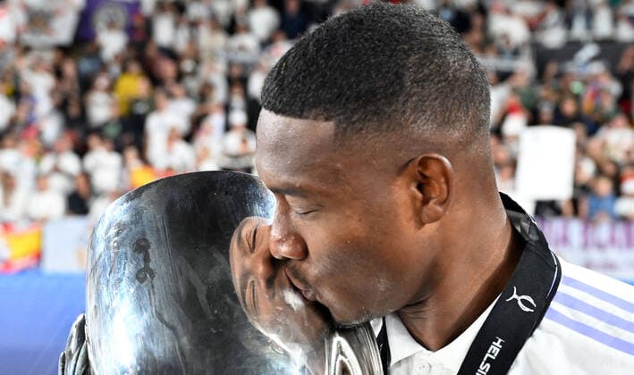 Sport Themen der Woche KW32 Sport Bilder des Tages 10.08.2022, xjhx, Fussball UEFA Supercup 2022, Eintracht Frankfurt - Real Madrid emspor, v.l. Jubel Freude über den Sieg des Supercups bei Real Madrid mit dem Pokal David Alaba (Real Madrid) (DFL DFB REGULATIONS PROHIBIT ANY USE OF PHOTOGRAPHS as IMAGE SEQUENCES and or QUASI-VIDEO) Helsinki *** 10 08 2022, xjhx, football UEFA Supercup 2022, Eintracht Frankfurt Real Madrid emspor, v l jubilation joy of winning the Supercup at Real Madrid with the cup David Alaba Real Madrid DFL DFB REGULATIONS PROHIBIT ANY USE OF PHOTOGRAPHS as IMAGE SEQUENCES and or QUASI VIDEO Helsinki