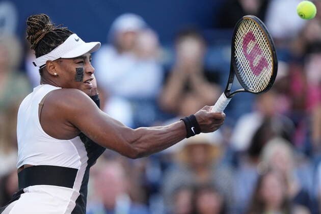 August 10, 2022, TORONTO, ON, CANADA: Serena Williams, of the USA, returns the ball against Belinda Bencic, of Switzerland, during the National Bank Open tennis tournament in Toronto on Wednesday, August 10, 2022. Serena Williams; Belinda Bencic - ZUMAc35_ 20220810_zaf_c35_115 Copyright: xNathanxDenettex