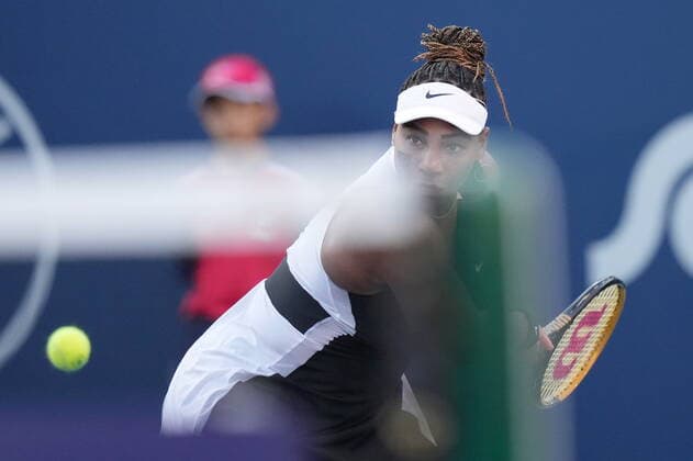 August 10, 2022, TORONTO, ON, CANADA: Serena Williams, of the USA, returns the ball against Belinda Bencic, of Switzerland, during the National Bank Open tennis tournament in Toronto on Wednesday, August 10, 2022. Serena Williams; Belinda Bencic - ZUMAc35_ 20220810_zaf_c35_117 Copyright: xNathanxDenettex