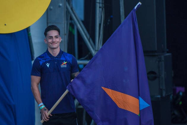 Opening day Marcel Nguyen with the flag of the event at the opening ceremony of the European Championships in Munich on 10 08 2022, Germany, Oberbayern Munich Olypiapark Oberbayern Germany