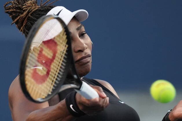August 10, 2022, TORONTO, ON, CANADA: Serena Williams, of the USA, returns the ball against Belinda Bencic, of Switzerland, during the National Bank Open tennis tournament in Toronto on Wednesday, August 10, 2022. Serena Williams; Belinda Bencic - ZUMAc35_ 20220810_zaf_c35_129 Copyright: xNathanxDenettex