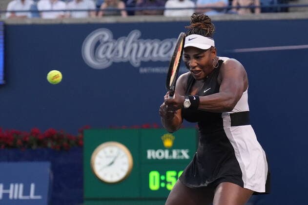 August 10, 2022, TORONTO, ON, CANADA: Serena Williams, of the USA, returns the ball against Belinda Bencic, of Switzerland, during the National Bank Open tennis tournament in Toronto on Wednesday, August 10, 2022. Serena Williams; Belinda Bencic - ZUMAc35_ 20220810_zaf_c35_141 Copyright: xNathanxDenettex