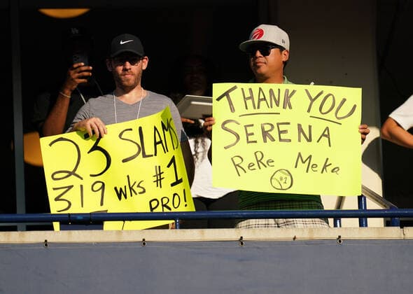 August 10, 2022, Toronto, Ontario, Canada: Fans hold signs for Serena Williams during her last game in Toronto at the National Bank Open. Williams would loose the match 2 sets to 0 to Belinda Bencic Toronto Canada - ZUMAm215 20220810_zip_m215_011 Copyright: xArlynxMcAdoreyx