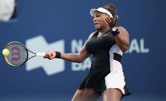 August 10, 2022, Toronto, Ontario, Canada: SERENA WILLIAMS hits a shot during her last game in Toronto at the National Bank Open. Williams would loose the match 2 sets to 0 to Belinda Bencic. Toronto Canada - ZUMAm215 20220810_zip_m215_016 Copyright: xArlynxMcAdoreyx