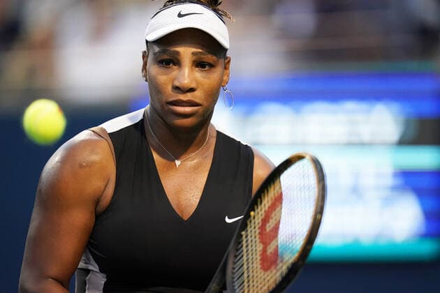 August 10, 2022, Toronto, Ontario, Canada: SERENA WILLIAMS hits a shot during her last game in Toronto at the National Bank Open. Williams would loose the match 2 sets to 0 to Belinda Bencic. Toronto Canada - ZUMAm215 20220810_zip_m215_018 Copyright: xArlynxMcAdoreyx