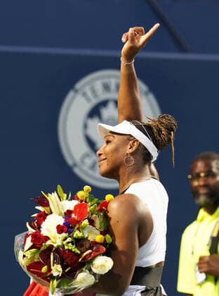August 10, 2022, Toronto, Ontario, Canada: SERENA WILLIAMS waves to the crowd after playing her last game in Toronto at the National Bank Open. Williams lost the game 2 sets to 0 to Belinda Bencic. Toronto Canada - ZUMAm215 20220810_zip_m215_021 Copyright: xArlynxMcAdoreyx