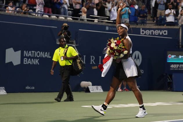 August 10, 2022, TORONTO, ON, CANADA: Serena Williams, of the USA, leaves the court carrying flowers and waving to fans after her defeat against Belinda Bencic, of Switzerland, during the National Bank Open tennis tournament in Toronto on Wednesday, August 10, 2022. Serena Williams; Belinda Bencic - ZUMAc35_ 20220810_zaf_c35_154 Copyright: xNathanxDenettex