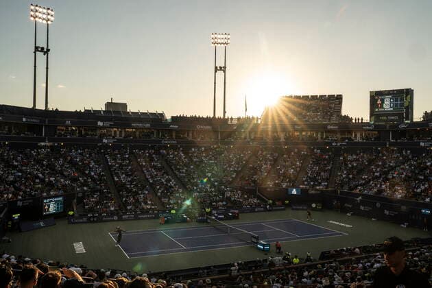 August 10, 2022, TORONTO, ON, CANADA: Serena Williams, of the USA, left, serves against Belinda Bencic, of Switzerland, during the National Bank Open tennis tournament in Toronto on Wednesday, August 10, 2022. Serena Williams; Belinda Bencic - ZUMAc35_ 20220810_zaf_c35_156 Copyright: xChrisxYoungx