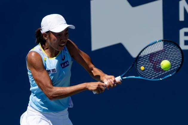 TORONTO, ON - AUGUST 10: Shuai Zhang returns the ball during her National Bank Open tennis tournament second round match on August 10, 2022, at Sobeys Stadium in Toronto, ON, Canada. (Photo by Julian Avram Icon Sportswire) TENNIS: AUG 10 National Bank Open Icon2208102544