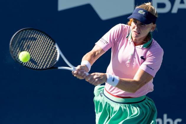 TORONTO, ON - AUGUST 10: Jil Teichmann returns the ball during her National Bank Open tennis tournament second round match on August 10, 2022, at Sobeys Stadium in Toronto, ON, Canada. (Photo by Julian Avram Icon Sportswire) TENNIS: AUG 10 National Bank Open Icon2208103458