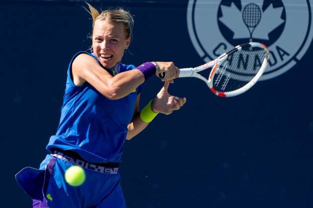 TORONTO, ON - AUGUST 10: Anett Kontaveit returns the ball during her National Bank Open tennis tournament second round match on August 10, 2022, at Sobeys Stadium in Toronto, ON, Canada. (Photo by Julian Avram Icon Sportswire) TENNIS: AUG 10 National Bank Open Icon2208103604