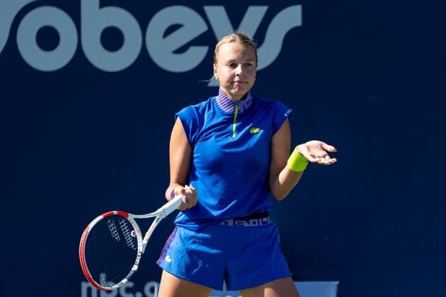 TORONTO, ON - AUGUST 10: Anett Kontaveit returns the ball during her National Bank Open tennis tournament second round match on August 10, 2022, at Sobeys Stadium in Toronto, ON, Canada. (Photo by Julian Avram Icon Sportswire) TENNIS: AUG 10 National Bank Open Icon2208103683