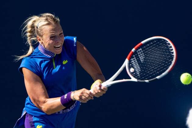 TORONTO, ON - AUGUST 10: Anett Kontaveit returns the ball during her National Bank Open tennis tournament second round match on August 10, 2022, at Sobeys Stadium in Toronto, ON, Canada. (Photo by Julian Avram Icon Sportswire) TENNIS: AUG 10 National Bank Open Icon2208103700