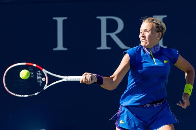 TORONTO, ON - AUGUST 10: Anett Kontaveit returns the ball during her National Bank Open tennis tournament second round match on August 10, 2022, at Sobeys Stadium in Toronto, ON, Canada. (Photo by Julian Avram Icon Sportswire) TENNIS: AUG 10 National Bank Open Icon2208103705