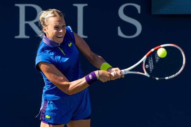 TORONTO, ON - AUGUST 10: Anett Kontaveit returns the ball during her National Bank Open tennis tournament second round match on August 10, 2022, at Sobeys Stadium in Toronto, ON, Canada. (Photo by Julian Avram Icon Sportswire) TENNIS: AUG 10 National Bank Open Icon2208103793