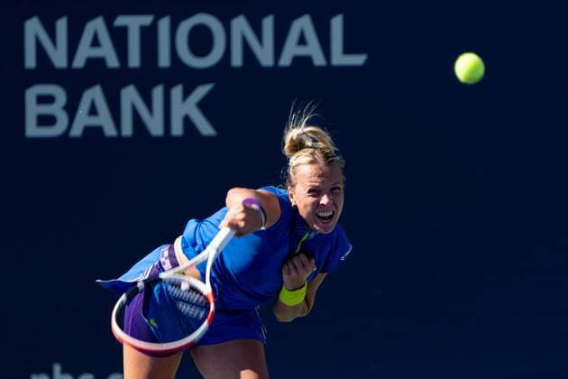 TORONTO, ON - AUGUST 10: Anett Kontaveit returns the ball during her National Bank Open tennis tournament second round match on August 10, 2022, at Sobeys Stadium in Toronto, ON, Canada. (Photo by Julian Avram Icon Sportswire) TENNIS: AUG 10 National Bank Open Icon2208103912