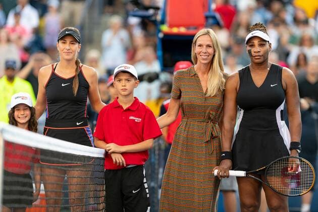 TORONTO, ON - AUGUST 10: Belinda Bencic and Serena Williams pose before their National Bank Open tennis tournament second round match on August 10, 2022, at Sobeys Stadium in Toronto, ON, Canada. (Photo by Julian Avram Icon Sportswire) TENNIS: AUG 10 National Bank Open Icon2208104085