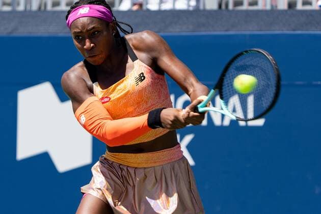 TORONTO, ON - AUGUST 10: Coco Gauff returns the ball during her National Bank Open tennis tournament second round match on August 10, 2022, at Sobeys Stadium in Toronto, ON, Canada. (Photo by Julian Avram Icon Sportswire) TENNIS: AUG 10 National Bank Open Icon2208101369