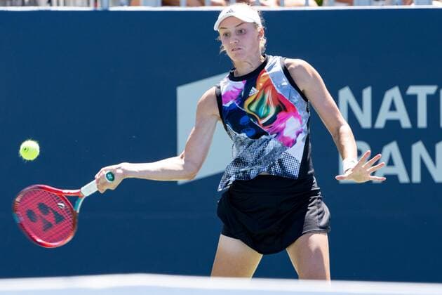 TORONTO, ON - AUGUST 10: Elena Rybakina returns the ball during her National Bank Open tennis tournament second round match on August 10, 2022, at Sobeys Stadium in Toronto, ON, Canada. (Photo by Julian Avram Icon Sportswire) TENNIS: AUG 10 National Bank Open Icon2208101665