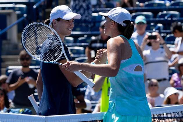 TORONTO, ON - AUGUST 10: Ajla Tomljanovic shakes hands with Iga Swiatek after their National Bank Open tennis tournament second round match on August 10, 2022, at Sobeys Stadium in Toronto, ON, Canada. (Photo by Julian Avram Icon Sportswire) TENNIS: AUG 10 National Bank Open Icon2208102068