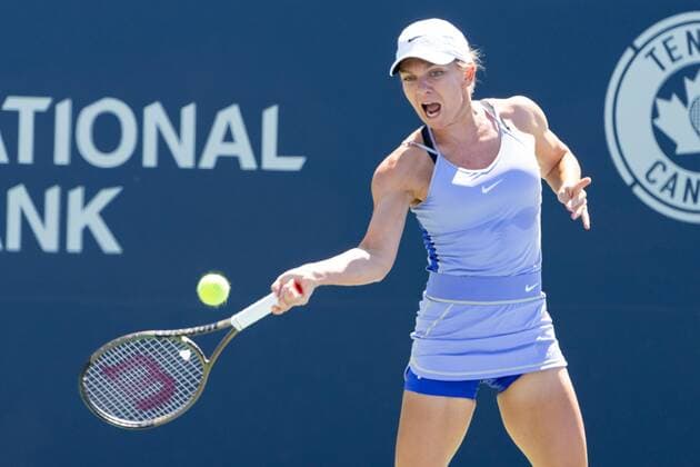 TORONTO, ON - AUGUST 10: Simona Halep returns the ball during her National Bank Open tennis tournament second round match on August 10, 2022, at Sobeys Stadium in Toronto, ON, Canada. (Photo by Julian Avram Icon Sportswire) TENNIS: AUG 10 National Bank Open Icon2208102217