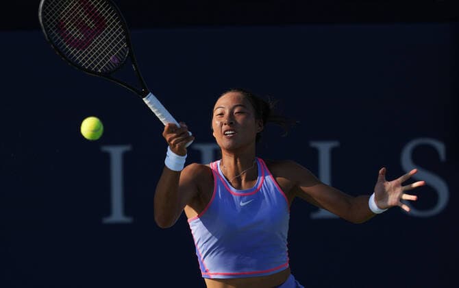 (220811) -- TORONTO, Aug. 11, 2022 -- Zheng Qinwen of China returns the ball during the second round of women s singles match between Zheng Qinwen of China and Ons Jabeur of Tunisia at the 2022 National Bank Open tennis tournament in Toronto, Canada, on Aug. 10, 2022. (Photo by Xinhua) (SP)CANADA-TORONTO-TENNIS-NATIONAL BANK OPEN-WOMEN S SINGLES ZouxZheng 