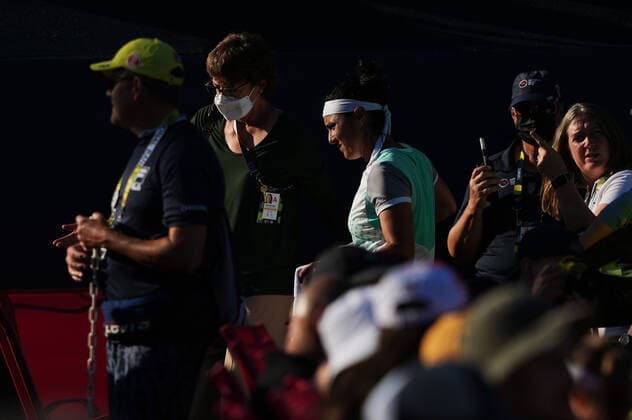 (220811) -- TORONTO, Aug. 11, 2022 -- Ons Jabeur (C) of Tunisia leaves the court to get medical treatment during the second round of women s singles match between Zheng Qinwen of China and Ons Jabeur of Tunisia at the 2022 National Bank Open tennis tournament in Toronto, Canada, on Aug. 10, 2022. (Photo by Xinhua) (SP)CANADA-TORONTO-TENNIS-NATIONAL BANK OPEN-WOMEN S SINGLES ZouxZheng 