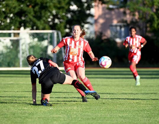 Football, women, season 2022 2023, test match, 1 FC Union Berlin FC Viktoria 1889 Berlin 1 2 , v l Margareta Lorenz FC Viktoria 1889 Berlin , Pauline Wimmer 1 women 1 FC Union , 10 08 2022, Copyright: xMatthiasxKochx