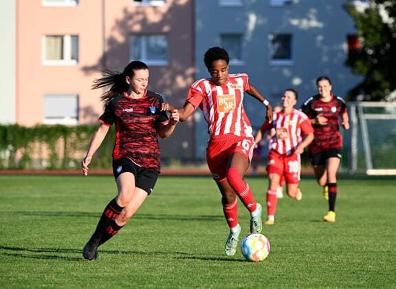 Football, women, season 2022 2023, test match, 1 FC Union Berlin FC Viktoria 1889 Berlin 1 2 , v l Pia Ortner FC Viktoria 1889 Berlin , Naika Reissner 1 women 1 FC Union , 10 08 2022, Copyright: xMatthiasxKochx