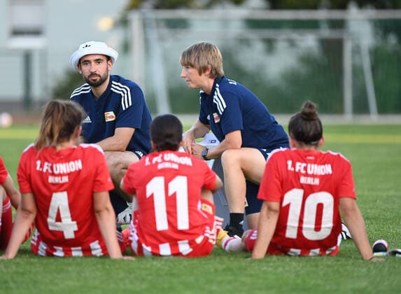 Sport Themen der Woche KW32 Fussball, Frauen, Saison 2022 2023, Testspiel, 1. FC Union Berlin - FC Viktoria 1889 Berlin (1:2), hinten v. l. Co-Trainer Sven Gruel (1. Frauen 1. FC Union), Trainerin Ailien Poese (1. Frauen 1. FC Union), vorn v. l. Marie Becker (1. Frauen 1. FC Union), Nour Youssef (1. Frauen 1. FC Union), Latoya Maxine Bach (1. Frauen 1. FC Union), 10.08. 2022, *** Football, women, season 2022 2023, test match, 1 FC Union Berlin FC Viktoria 1889 Berlin 1 2 , back f l Co coach Sven Gruel 1 women 1 FC Union , coach Ailien Poese 1 women 1 FC Union , front f l Marie Becker 1 women 1 FC Union , Nour Youssef 1 women 1 FC Union , Latoya Maxine Bach 1 women 1 FC Union , 10 08 2022, Copyright: xMatthiasxKochx