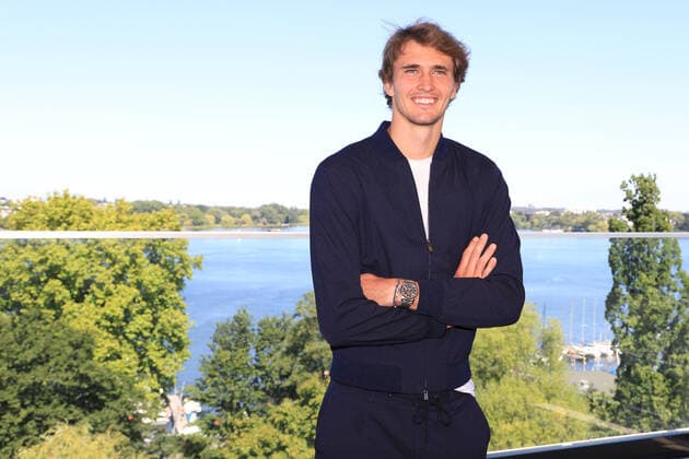 Sport Themen der Woche KW32 Sport Bilder des Tages Olympiasieger Alexander Zverev schlägt im Davis Cup am Rothenbaum auf Alexander Zverev, Tennis Olympiasieger, bei einer Pressekonferenz im Hotel Le MÃ ridien (HERITAGE Rooftop Bar). Der Countdown für die Davis Cup Group Finals vom 13. bis 18. September 2022 auf dem Hamburger Rothenbaum läuft: Das deutsche Team um Alexander Zverev trifft dabei vor heimischem Publikum auf so starke Tennisnationen wie Frankreich, Belgien und Australien. Das erklärte Ziel des DTB-Teams ist der Einzug in die Davis-Cup-Finalphase, die Ende November im spanischen Malaga ausgetragen wird. Hamburg Hamburg Hamburg Deutschland *** Olympic champion Alexander Zverev serves in the Davis Cup at the Rothenbaum Alexander Zverev, tennis Olympic champion, at a press conference at the Hotel Le MÃ ridien HERITAGE Rooftop Bar The countdown for the Davis Cup Group Finals from 13 to 18 September 2022 at the Rothenbaum in Hamburg has begun The German team around Alexander Zverev will face such strong tennis nations as France, Belgium and Australia in front of a home crowd The declared goal of the DTB team is to reach the Davis Cup final stage, which will be held at the end of November in Malaga, Spain Hamburg Hamburg Germany