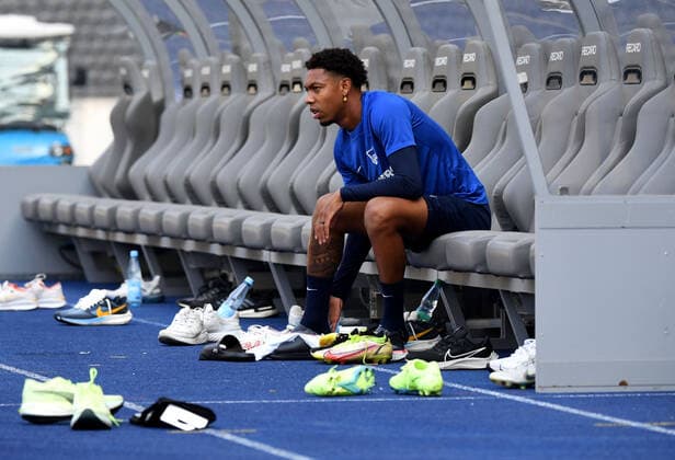 Sport Themen der Woche KW32 Sport Bilder des Tages Fussball, Herren, Saison 2022 2023, 1. Bundesliga, Hertha BSC, Training im Olympiastadion, Jean-Paul Boetius (Hertha BSC) auf der Bank, 11.08. 2022, *** Football, men, season 2022 2023, 1 Bundesliga, Hertha BSC, training at the Olympic Stadium, Jean Paul Boetius Hertha BSC on the bench, 11 08 2022, Copyright: xSebastianxRäppold MatthiasxKochx