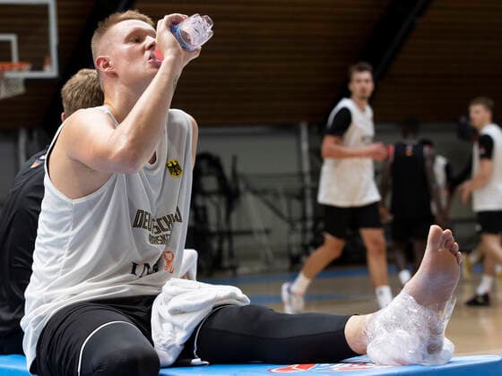 Basketball media training of the mens national team on 08 08 2022 in Cologne North Rhine Westphalia Robin Benzing drinks from a bottle and cools his left ankle Copyright: xKirchner MarcoxSteinbrennerx