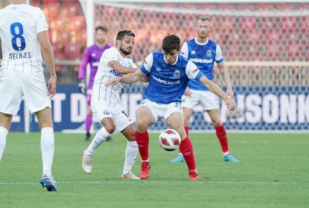 Photo Manuel Geisser 11 08 2022 Stadium Letzigrund UEFA Europa League Qualification 2022 2023 FC Zuerich Linfield FC Image Antonio Marchesano FC Zuerich vs Cameron Palmer Linfield FC Action Duel