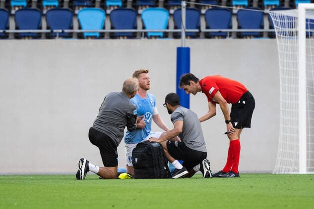 220811 Anders Christiansen of Malmö receives medical treatment during the UEFA Europa League qualification between Diddeleng and Malmö FF on August 11, 2022 in Luxembourg Photo Daniel Stiller BILDBYRAN kod DS DS0267 fotbol football soccer fotball uefa europa league diddeleng malmö ff bbeng,  Copyright: DANIELxSTILLER BB220811DS023