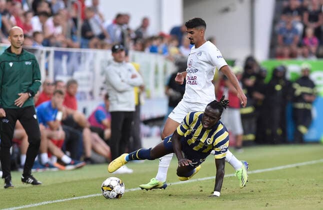 Odvetne utkani 3. predkola fotbalove Evropske ligy: 1. FC Slovacko - Fenerbahce Istanbul, 11. srpna 2022, Uherske Hradiste. Zleva Merchas Doski ze Slovacka a Bruma z Fenerbahce. CTKPhotoP2022081106997  dg002