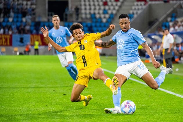 220811 Evann Mendes of Diddeleng and Martin Olsson of Malmö during the UEFA Europa League qualification between Diddeleng and Malmö FF on August 11, 2022 in Luxembourg Photo Daniel Stiller BILDBYRAN kod DS DS0267 fotbol football soccer fotball uefa europa league diddeleng malmö ff bbeng,  Copyright: DANIELxSTILLER BB220811DS050
