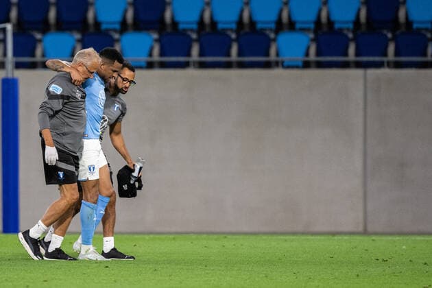 220811 Martin Olsson of Malmö in pain during the UEFA Europa League qualification between Diddeleng and Malmö FF on August 11, 2022 in Luxembourg Photo Daniel Stiller BILDBYRAN kod DS DS0267 fotbol football soccer fotball uefa europa league diddeleng malmö ff bbeng skada,  Copyright: DANIELxSTILLER BB220811DS051