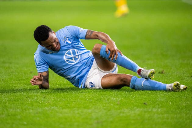 220811 Martin Olsson of Malmö in pain during the UEFA Europa League qualification between Diddeleng and Malmö FF on August 11, 2022 in Luxembourg Photo Daniel Stiller BILDBYRAN kod DS DS0267 fotbol football soccer fotball uefa europa league diddeleng malmö ff bbeng skada,  Copyright: DANIELxSTILLER BB220811DS052