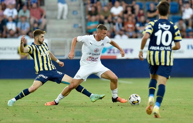 Odvetne utkani 3. predkola fotbalove Evropske ligy: 1. FC Slovacko - Fenerbahce Istanbul, 11. srpna 2022, Uherske Hradiste. Zleva Ismail Yuksek z Fenerbahce, Ondrej Sasinka ze Slovacka a Arda Guler z Fenerbahce. CTKPhotoP2022081106996  dg001