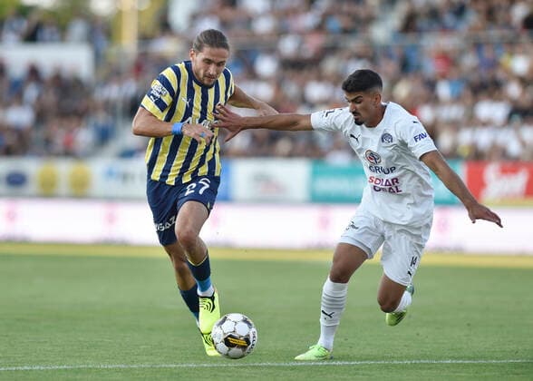 Odvetne utkani 3. predkola fotbalove Evropske ligy: 1. FC Slovacko - Fenerbahce Istanbul, 11. srpna 2022, Uherske Hradiste. Zleva Miguel Crespo z Fenerbahce a Merchas Doski ze Slovacka. CTKPhotoP2022081107003  dg006