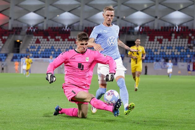 Lucas Fox goalkeeper Dudelange 1 comes out of the goal, in a duel with Sören Rieks Malmö 5 , curious 11 08 2022 Football Europa League qualification, 3 round, second leg, season 2022 2023 11 08 2022 F91 Dudelange LUX Malmö FF SWE Dudelange Malmo Stade de Luxembourg, Luxembourg