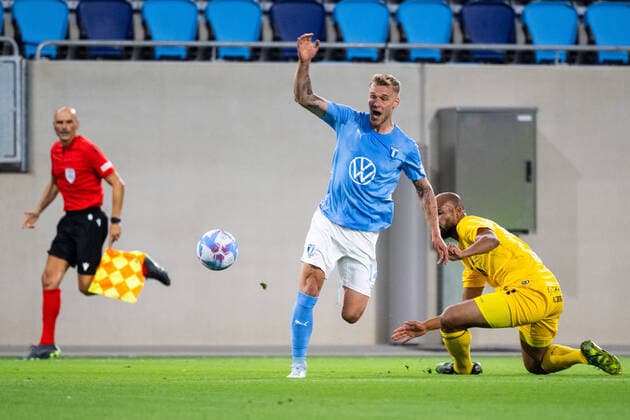 220811 Felix Beijmo of Malmö and Ivan Englaro of Diddeleng during the UEFA Europa League qualification between Diddeleng and Malmö FF on August 11, 2022 in Luxembourg Photo Daniel Stiller BILDBYRAN kod DS DS0267 fotbol football soccer fotball uefa europa league diddeleng malmö ff bbeng,  Copyright: DANIELxSTILLER BB220811DS059
