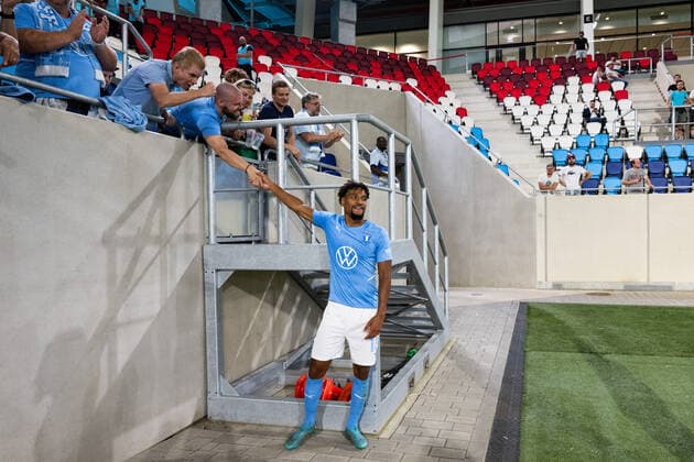 220811 Joseph Ceesay of Malmö celebrate with fans after the UEFA Europa League qualification between Diddeleng and Malmö FF on August 11, 2022 in Luxembourg Photo Daniel Stiller BILDBYRAN kod DS DS0267 fotbol football soccer fotball uefa europa league diddeleng malmö ff bbeng jubel publik,  Copyright: DANIELxSTILLER BB220811DS062