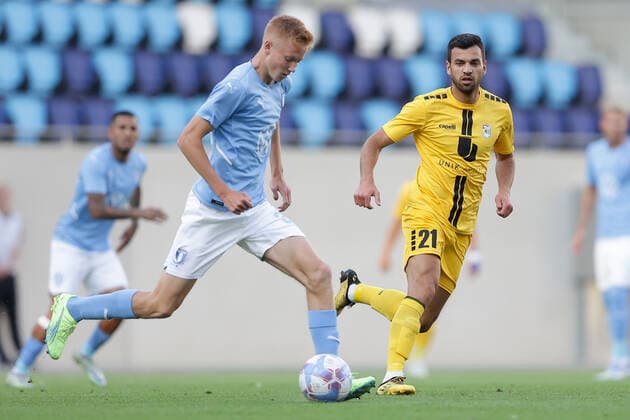 Dejvid Sinani Dudelange 21 in duel with Hugo Larsson Malmo 31 11 08 2022 Football Europa League qualification, 3rd round, second leg, 2022 season 2023 11 08 2022 F91 Dudelange LUX Malmo FF SWE Dudelange Malmo Stade de Luxembourg, Luxembourg