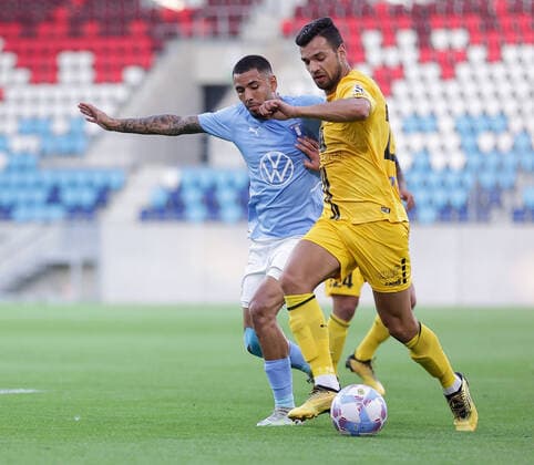 Dejvid Sinani Dudelange 21 in duel with Sergio Pena Malmo 8 Pena 11 08 2022 Football Europa League Qualification, 3 Round, Second Leg, Season 2022 2023 11 08 2022 F91 Dudelange LUX Malmo FF SWE Dudelange Malmo Stade de Luxembourg, Luxembourg