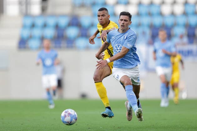 Joao Magno Dudelange 9 in duel with Dennis Hadzikadunic Malmo 21 11 08 2022 Football Europa League Qualification, 3rd round, second leg, 2022 season 2023 11 08 2022 F91 Dudelange LUX Malmo FF SWE Dudelange Malmo Stade de Luxembourg, Luxembourg