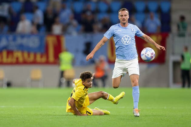 Niklas Moisander Malmö 4 crop, single image, action, full body 11 08 2022 Football Europa League qualification, 3 round, second leg, 2022 2023 season 11 08 2022 F91 Dudelange LUX Malmö FF SWE Dudelange Malmo Stade de Luxembourg, Luxembourg