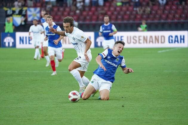 Photo Manuel Geisser 11 08 2022 Stadium Letzigrund UEFA Europa League Qualification 2022 2023 FC Zuerich Linfield FC 3 0 Picture Lindrit Kambetri FC Zuerich vs Joel Cooper Linfield FC r action duel