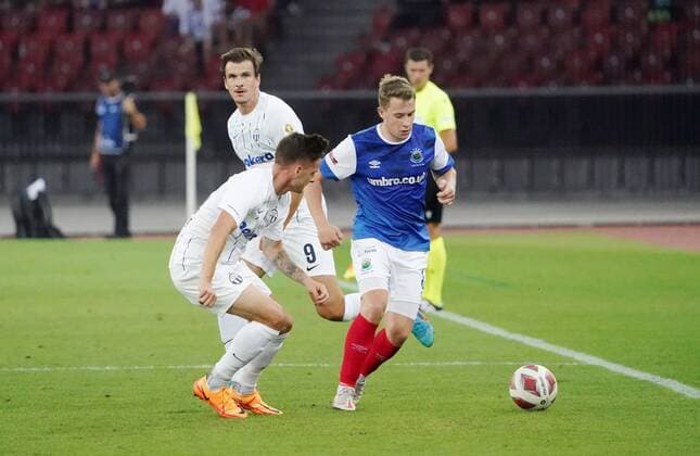 Photo Manuel Geisser 11 08 2022 Stadium Letzigrund UEFA Europa League Qualification 2022 2023 FC Zuerich Linfield FC 3 0 picture Ethan Devine Linfield FC r action duel
